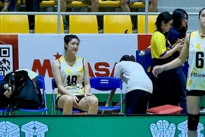 Phụ công Lưu Thị Huệ đã chưa thể ra sân sau khi gặp chấn thương lật cổ chân. Ảnh: MINH CHIẾN