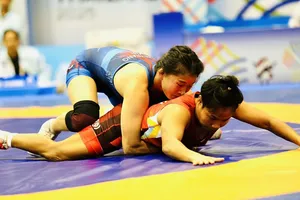 Tuyển thủ Mỹ Trang (xanh) của đội tuyển vật tự do nữ Việt Nam đang được chuẩn bị chuyên môn tham dự các giải quốc tế quan trọng. Ảnh: DŨNG PHƯƠNG