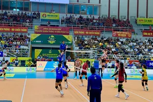 Hai đội bóng đã cống hiến màn so tài hấp dẫn cho khán giả. Ảnh: MINH CHIẾN