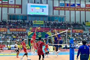 Các tay đập Công an TPHCM đã chơi tốt trước hàng chắn Thể Công Tân Cảng. Ảnh: MINH CHIẾN