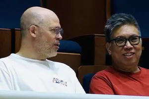 Chuyên gia Federico Rampazzo (áo trắng) đang có mặt tại Đông Anh (Hà Nội). Ảnh: VFV