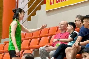 Trần Thị Thanh Thúy vô tình gặp chuyên gia Federico Rampazzo trên khán đài nhà thi đấu Đông Anh (Hà Nội). Ảnh: MINH CHIẾN