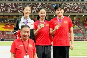 VĐV Phùng Thị Huệ giành được HCV cự ly 100m tại giải. Ảnh: HP