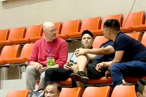 Chuyên gia Federico Rampazzo (áo đỏ) có mặt ở nhà thi đấu Đông Anh (Hà Nội). Ảnh: MINH CHIẾN