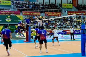 Cầu thủ Thể Công Tân Cảng và Biên Phòng MB đã tập trung thi đấu. Ảnh: MINH CHIẾN