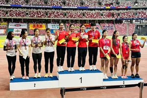 Đội tuyển điền kinh Việt Nam giành HCV tiếp sức 4x100m nữ tại Singapore. Ảnh: NGỌC LỢI