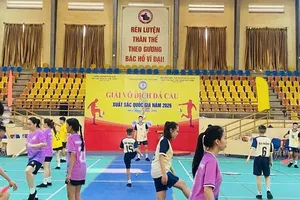 VĐV đã làm quen nhà thi đấu để vào tranh tài chính thức các nội dung tại giải. Ảnh: MINH MINH