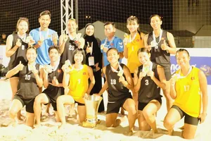 Đội tuyển bóng ném bãi biển nữ Việt Nam có thành viên được cầm cờ cho Đoàn thể thao Việt Nam. Ảnh: VHF