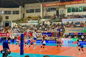 Đội Binh chủng Thông tin và Hà Nội đã thi đấu trận bán kết đầu tiên Cúp Hùng Vương 2026. Ảnh: MINH CHIẾN