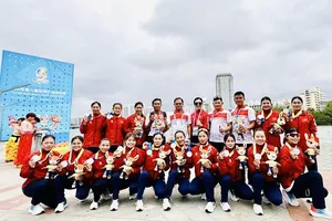 Các tuyển thủ đội đua thuyền truyền thống nữ Việt Nam giành HCB tại Đại hội. Ảnh: MINH MINH