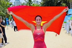 Tuyển thủ Võ Thị Mỹ Tiên giành được HCĐ cự ly 5km bơi mặt nước mở tại Đại hội thể thao bãi biển châu Á 2026. Ảnh: MINH MINH