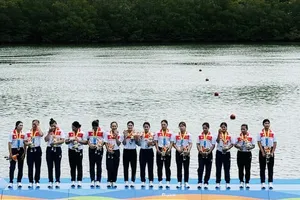 Đội đua thuyền truyền thống nữ Việt Nam tại Đại hội thể thao bãi biển châu Á 2026. Ảnh: NGUYỄN HẢI