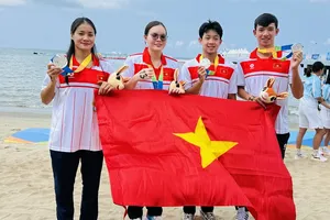 Đội bơi tiếp sức mặt nước mở của Việt Nam đã giành tấm HCB. Ảnh: MINH MINH