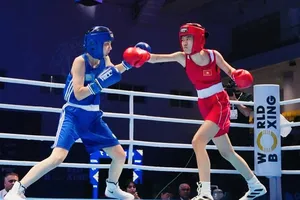 Võ sĩ Hồng Diễm (đỏ) của đội boxing trẻ Việt Nam đã thi đấu tốt để chung kết hạng cân của mình. Ảnh: ASIANBOXING