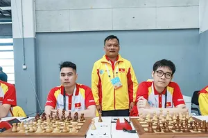 Bành Gia Huy (ngoài cùng bên trái) từng thi đấu Olympiad 2024. Ảnh: FIDE
