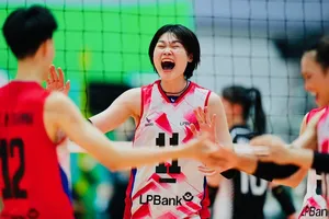 Đội nữ Ninh Bình có chiến thắng đầy cảm xúc. Ảnh: DŨNG PHƯƠNG