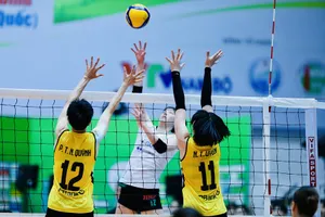 Đội Gunma Green Wings (Nhật Bản, áo trắng) đã vượt qua Ninh Bình để tiếp tục có cơ hội vào bán kết. Ảnh: DŨNG PHƯƠNG