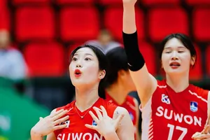 Cầu thủ Suwon (Hàn Quốc) có gương mặt khả ái nhận được sự cổ vũ từ đông đảo người hâm mộ. Ảnh: DŨNG PHƯƠNG