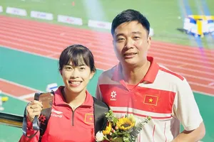 Ban huấn luyện chúc mừng tấm HCĐ của tuyển thủ Vũ Thị Ngọc Hà. Ảnh: MH