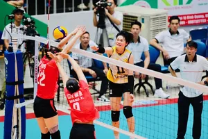 Cầu thủ Nguyễn Thị Uyên (11) của Ninh Bình đã tìm cơ hội đập bóng chiến thắng hàng chắn của Giang Tô (Trung Quốc). Ảnh: DŨNG PHƯƠNG