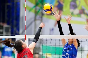 Cầu thủ Hà Nội và Ninh Bình đã thi đấu quyết liệt ở trận tranh hạng ba. Ảnh: DŨNG PHƯƠNG