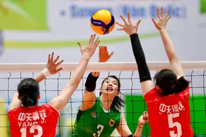Chủ công Trần Thị Thanh Thúy nhận danh hiệu cầu thủ tấn công xuất sắc nhất. Ảnh: DŨNG PHƯƠNG