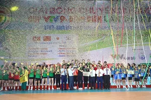 Ban tổ chức đã trao cúp cho nhà vô địch Giang Tô (Trung Quốc). Ảnh: DŨNG PHƯƠNG