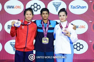 VĐV Mỹ Linh (áo đỏ) đã giành HCB tại giải trẻ châu Á 2026 đang tổ chức tại thành phố Đà Nẵng. Ảnh: UWW
