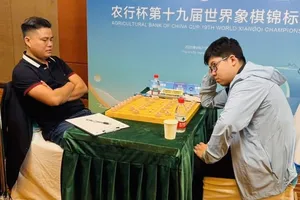 Kỳ thủ Lại Lý Huynh (áo đen) tiếp tục có mặt thi đấu giải Xuân Khâu Đại Diệp Bôi 2026 tại Trung Quốc. Ảnh: VXF