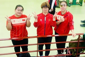Xạ thủ Trịnh Thu Vinh (ngoài cùng bên phải) và đồng đội tại giải vô địch Đông Nam Á 2026. Ảnh: VŨ ANH