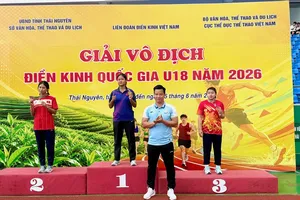 HLV Hoài Văn của đội điền kinh Tây Ninh và học trò đã giành HCV ném lao tại giải. Ảnh: MINH CHIẾN
