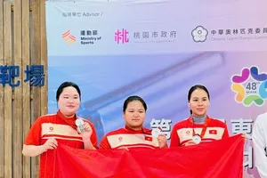 Các xạ thủ Thu Vinh, Thùy Trang, Thu Thủy có HCB nội dung 10m súng ngắn hơi nữ đồng đội. Ảnh: MINH MINH