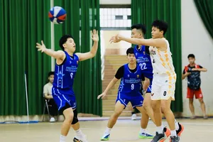 Bóng rổ U16 nam TPHCM (áo xanh) đang tranh tài tại Đà Nẵng. Ảnh: VBF
