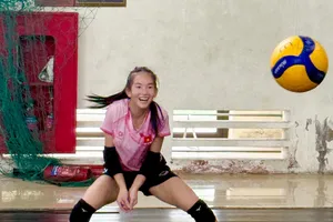 Hoài Ân tập luyện tại đội tuyển bóng chuyền nữ U18 Việt Nam trước khi lên đường thi đấu. Ảnh: MINH CHIẾN