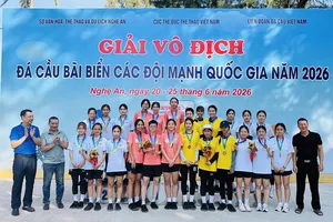Các cầu thủ đã thi đấu sôi nổi tại giải đá cầu bãi biển vô địch đội mạnh quốc gia 2026. Ảnh: MINH MINH