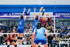 Cầu thủ nữ U18 Việt Nam đã tập trung phòng thủ chắn bóng trước các tình huống tấn công của chủ nhà U18 Thái Lan. Ảnh: THAILANDVOLLEYBALL