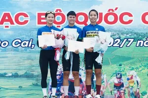 Cua-rơ nữ của đội Biwase TPHCM đang thi đấu hiệu quả tại đường đua ở Lào Cai. Ảnh: VCF