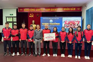 Đội tiếp sức 4x400m nam, 4x400m nữ đã được nhận khen thưởng 100 triệu đồng. Ảnh: MINH CHIẾN