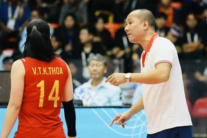Huấn luyện viên Nguyễn Tuấn Kiệt và các cầu thủ tiếp tục tập huấn tại Đại học TDTT Bắc Ninh trong tháng 7. Ảnh: DŨNG PHƯƠNG