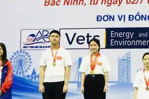 Kỳ thủ Đinh Nho Kiệt (trái) đã có tấm HCV cờ chớp ở bảng U17 nam giải năm nay. Ảnh: VCF