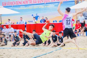 Cầu thủ đang thi đấu giải bóng ném bãi biển trẻ quốc gia 2026 ở Đà Nẵng. Ảnh: LƯỢNG LƯỢNG