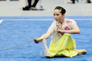 Dương Thúy Vi có tấm huy chương đồng nội dung kiếm thuật. Ảnh: DŨNG PHƯƠNG