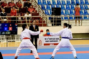 Võ sĩ Đinh Thị Hương (đai đỏ) tranh tài tại trận chung kết. Ảnh: MINH CHIẾN