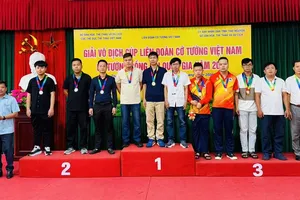 Kỳ thủ Lại Lý Huynh và các gương mặt của cờ tướng TPHCM đã có HCV qua các nội dung đầu tiên tại giải. Ảnh: THĂNG LONG KỲ ĐẠO
