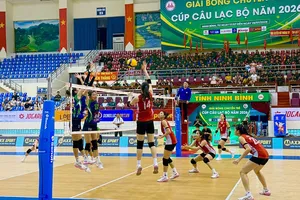 Cầu thủ 2 đội đã thi đấu trận chung kết để tạo nên cuộc giằng co hấp dẫn. Ảnh: MINH CHIẾN