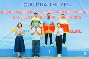 Các đội dẫn đầu thành tích tại giải rowing trẻ đã được trao cờ lưu niệm toàn đoàn. Ảnh: VCRSF