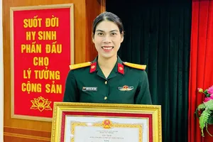 Cầu thủ Đoàn Thị Lâm Oanh vinh dự nhận Huân chương Lao động hạng Ba. Ảnh: LÂM OANH