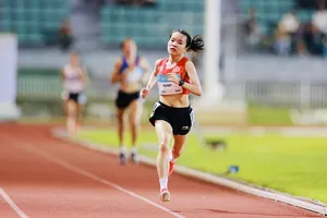 Tuyển thủ quốc gia Lê Thị Tuyết tham gia các nội dung dành cho vô địch U23 quốc gia tại giải đấu ở Cà Mau. Ảnh: DŨNG PHƯƠNG