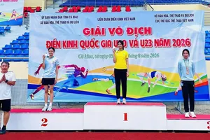 VĐV Đoàn Thị Thùy Trang giành HCV cho đội điền kinh trẻ TPHCM. Ảnh: TRỊNH ĐỨC
