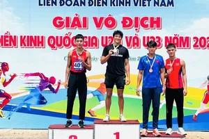 VĐV của điền kinh TPHCM có HCV nhảy sào nam nhóm tuổi U23. Ảnh: TRỊNH ĐỨC